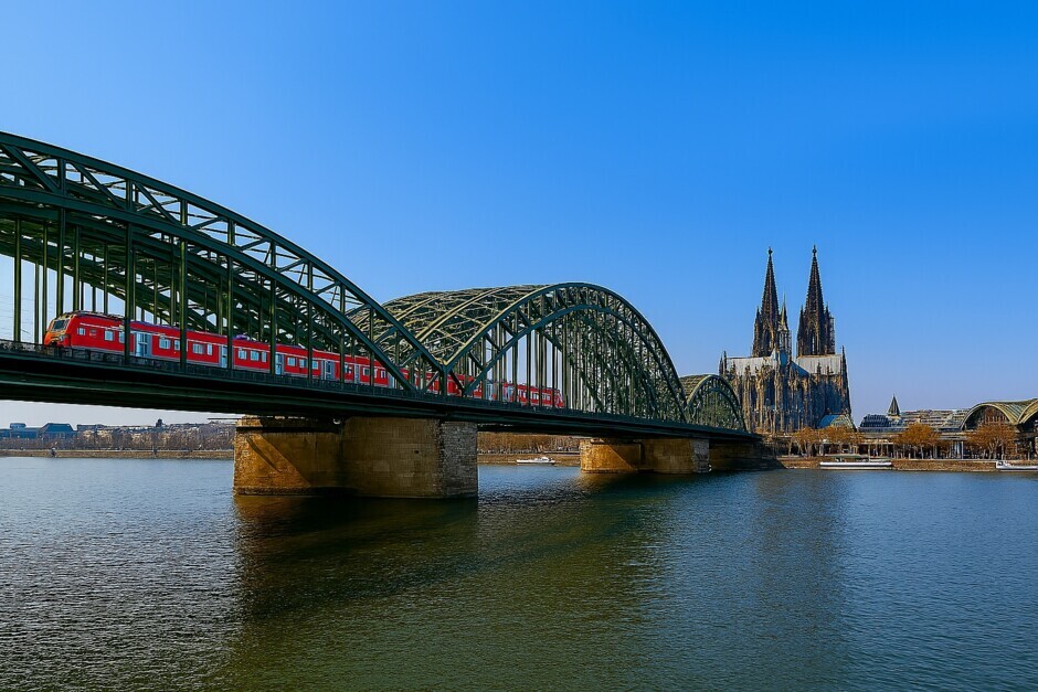Das Bild zeigt die Hohenzollernbrücke und den Kölner Dom 