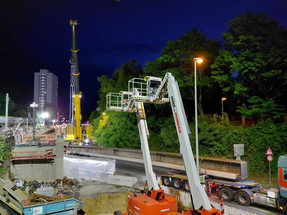 Für den Ausbau der S13 werden die Eisenbahnbrücken entlang der Strecke verbereitert. Am 20. Juni 2026 wurde der Brückenträger mit einem Schwertransport, der nur nachts fahren darf, für die Erweiterung der Eisenbahnbrücke über die Königswinterer Straße in Bonn-Beuel angeliefert und direkt montiert.