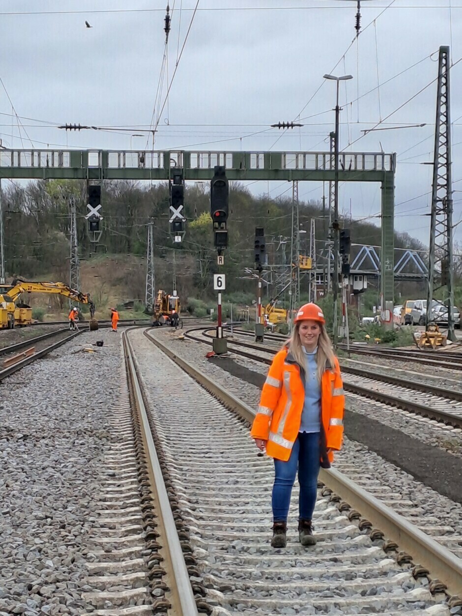 Projektleiterin Ricarda Kiehl erklärt den Austausch der Signale, im Rahmen der ESTW-Arbeiten im Knoten Köln.