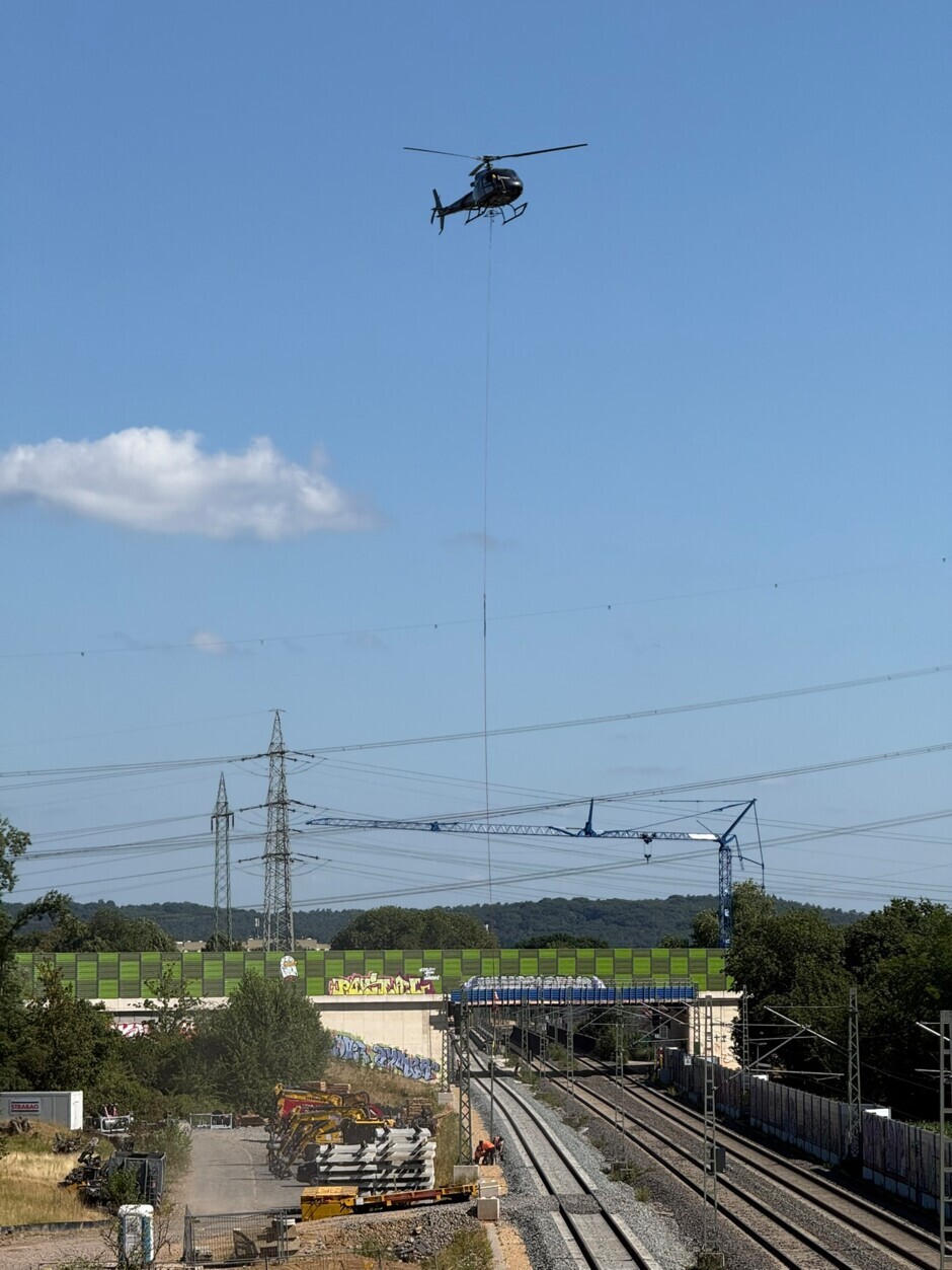 Ein neues Signal wird an der Strecke Rechter Rhein mit Hilfe eines Helikopters montiert